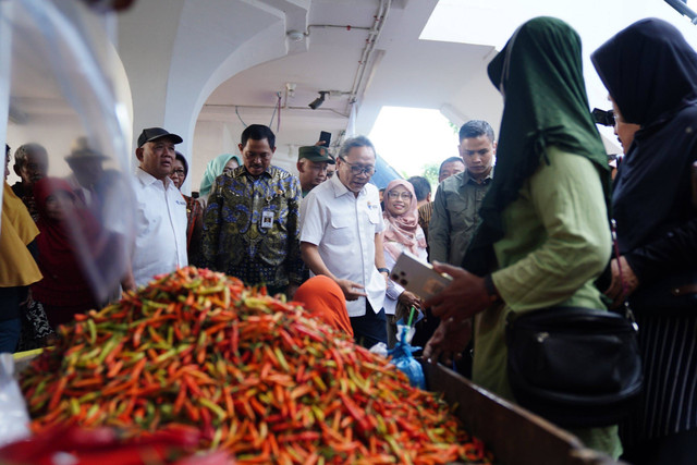 Mendag Zulhas tinjau pasar Johar Semarang. Foto: Kemendag RI
