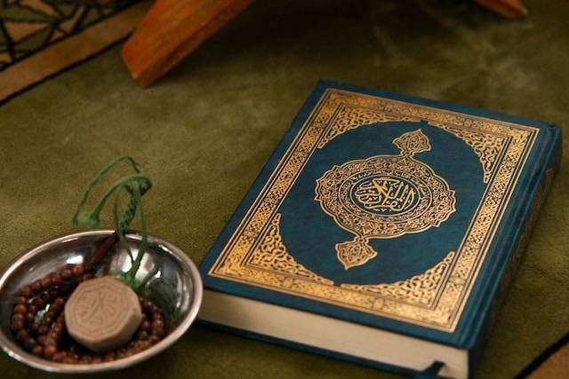 Ilustrasi Contoh Fungsi Hadis terhadap Al-Qur’an. Foto: dok. Unsplash/Syed Aoun Abbas
