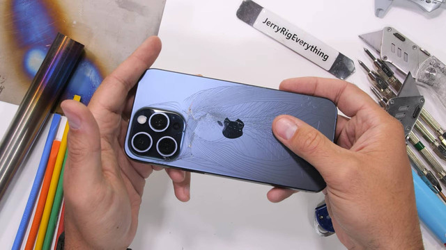 Bodi belakang iPhone 15 Pro Max retak ketika ditekuk. Foto: JerryRigEverything/YouTube