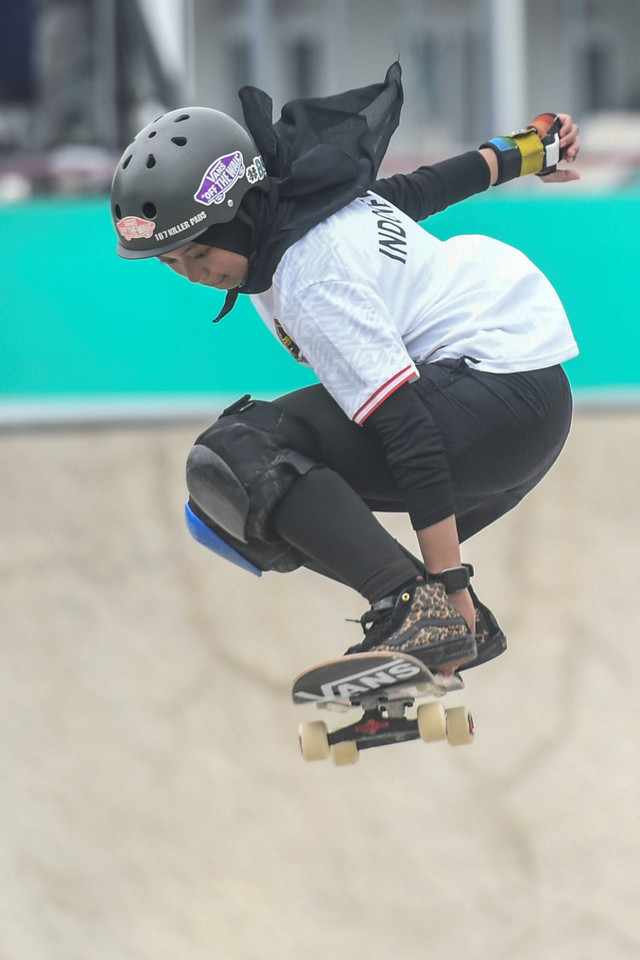 Altlet skateboard Indonesia Nyimas Bunga Cinta melakukan trik pada final putri Asian Games 2022 di Qiantang Roller Sports Centre, Hangzhou, China, Senin (25/9/2023). Foto: Hafidz Mubarak A/ANTARA FOTO