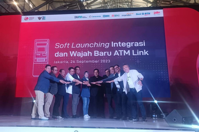 Menteri BUMN Erick Thohir dalam Soft Launching Integrasi dan Wajah Baru ATM Link di Pos Bloc Jakarta, Selasa (26/9/2023). Foto: Ghinaa Rahmatika/kumparan