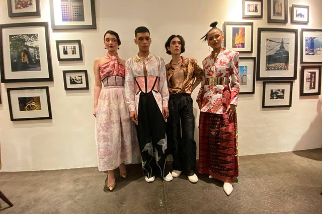 Pameran Batik Lembayung Fajar karya kolaborasi Wilsen Willim dan Vivo V29 di Kota Kasablanka, Jumat (22/9/2023). Foto: Judith Aura/kumparan