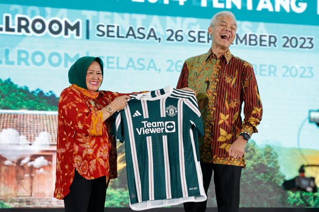 Ketua Umum DPP Perkumpulan Aparatur Pemerintah Desa Seluruh Indonesia (PAPDESI), Wargiyati saat memberikan jersey Manchester United untuk Ganjar Pranowo dalam Rakernas DPP PAPDESI ke-2 di Jakarta Selatan. Foto: Dok. Istimewa