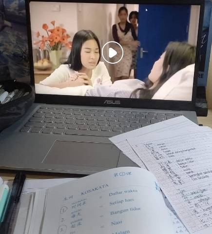 Ilustrasi menonton film AADC pada adegan Cinta menjenguk Alya. Foto: Dok Pribadi