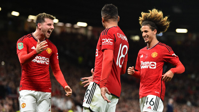 Mason Mount dan Hannibal Mejbri merayakan gol Casemiro saat Manchester United (MU) vs Crystal Palace dalam laga Putaran Ketiga Piala Liga Inggris 2023/24 di Stadion Old Trafford, Rabu (27/9/2023) dini hari WIB. Foto: REUTERS/Peter Powell