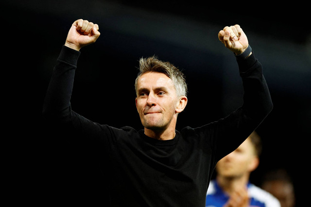 Pelatih Ipswich Town Kieran McKenna berselebrasi setelah pertandingan Ipswich Town vs Wolverhampton Wanderers di Portman Road, Ipswich, Inggris, Senin (26/9/2023). Foto: Action Images via Reuters/John Sibley