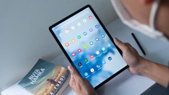  Ilustrasi cara screenshot tab Samsung Galaxy. Foto: Kevin S. Kurnianto/kumparan