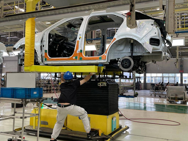 Aktivitas di salah satu pabrik mobil listrik Neta Auto di Tongxiang, China. Foto: Sena Pratama/kumparan