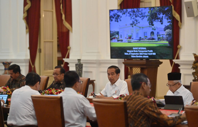 Presiden Joko Widodo (kedua kanan) didampingi Wakil Presiden Ma'ruf Amin (kanan), Menteri ATR/BPN Hadi Tjahjanto (kiri) dan Mensesneg Pratikno (kedua kiri) saat memimpin rapat terbatas (ratas) di Istana Merdeka, Jakarta, Rabu (27/9/2023). Foto: Akbar Nugroho Gumay/Antara Foto