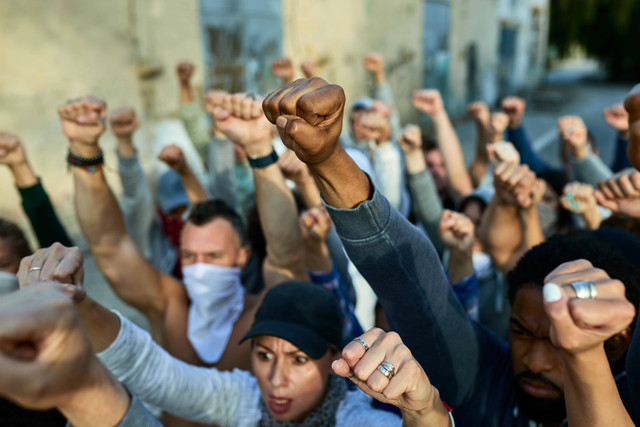 Ilustrasi demo memperjuangkan Hak Asasi Manusia, sumber : https://www.freepik.com/free-photo/crowd-people-with-raised-firsts-protesting-human-rights-city-streets_26391254.htm#query=activist&position=2&from_view=keyword&track=sph