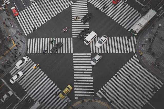 Ilustrasi Pengertian Jalan. Foto: Unsplash.com/Simon Launay