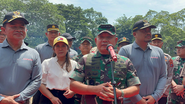KSAD Dudung Abdurachman usai menyusuri Sungai Deli di Medan Labuhan, Kota Medan. Foto: Tri Vosa/kumparan