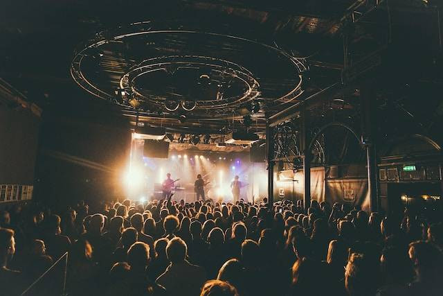 Ilustrasi cara beli tiket konser BMTH di Indonesia. Sumber: Unsplash/Joseph Pearson