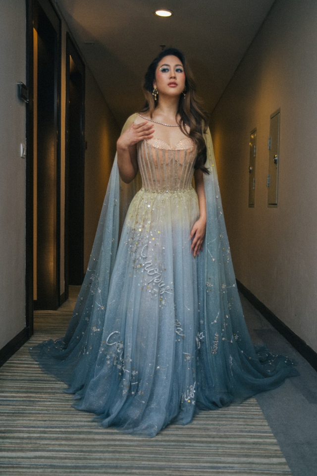 Sherina Munaf memukau dalam gaun rancangan desainer Wirama Pratama untuk menghadiri gala premiere film Petualangan Sherina 2. Foto: Trinity Optima Production, Instagram/@rezaeza