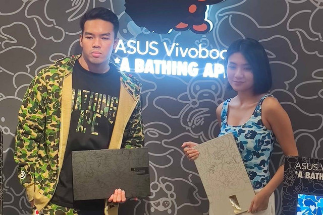 Asus Vivobook S15 OLED BAPE Edition hadir dalam Green Camo Bundle dengan laptop Midnight Black dan Blue Camo Bundle dengan laptop berwarna Cool Silver. Foto: kumparan