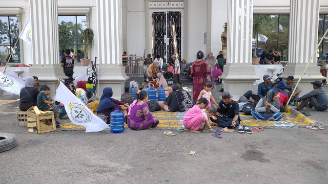Para petani bersama anak-anak di Jambi melakukan demonstrasi selama tujuh hari. (Foto: Sobar Alfahri)