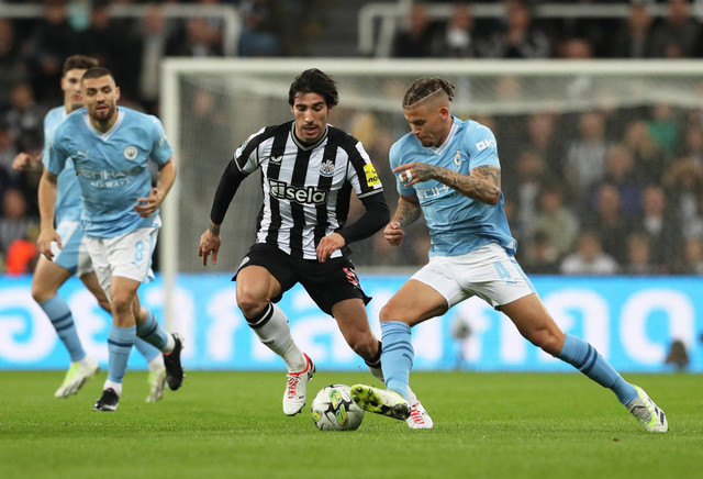 Duel Sandro Tonali dengan Kalvin Phillips saat Newcastle United vs Man City dalam laga putaran ketiga Piala Liga Inggris 2023/24 di Stadion St James Park pada Kamis (28/9) dini hari WIB. Foto: REUTERS/Scott Heppell