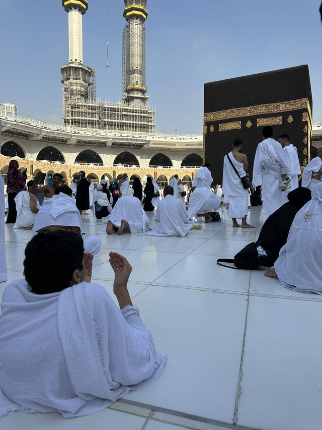 Ghanim Al-Muftah, Duta Piala Dunia 2022, menjalankan ibadah umrah, 27 September 2023. Foto: Twitter/@g_almuftah