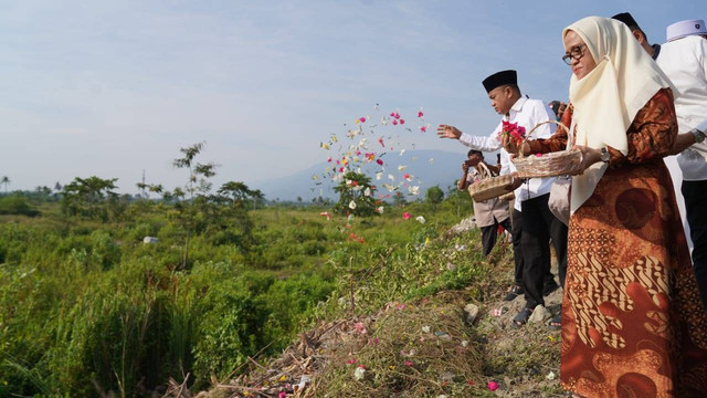 Wali Kota Palu Hadianto Rasyid (kanan) dan Sekretaris Kota Palu Irma Pettalolo (kiri) berziarah dan tabur bunga untuk mengenang 5 tahun bencana Likuefaksi di Petobo dan Balaroa, Kota Palu, Kamis (28/8). Foto: Istimewa