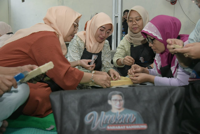 Masyarakat di Matraman, Jakarta Timur saat mengikuti pelatihan hidroponik dari Raditya Putra Pratama, Pemuda Perindo bersama Yayasan Pulo Kambing dan UMKM Sahabat Sandi, Selasa (26/9/2023). Foto: Dok. Istimewa