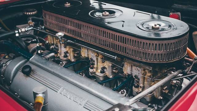 Komponen Motor Bakar. Foto hanya ilustrasi. Sumber foto: Unsplash/Kayle Kaupanger