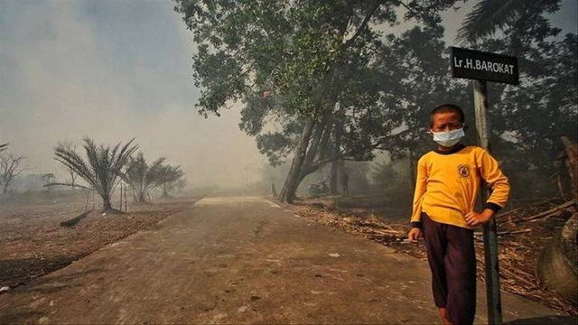 Siswa SD di Palembang saat beraktivitas di luar ruangan menggunakan masker, Foto : Ary Priyanto/Urban id