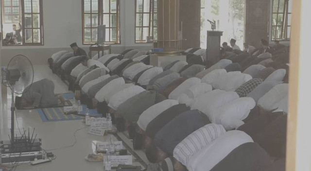 Momen sujud syukur 100 tahun Gontor di PMDG Kampus 6 Putra di Konawe Selatan, Sultra, Rabu (27/9). Foto: kendarinesia