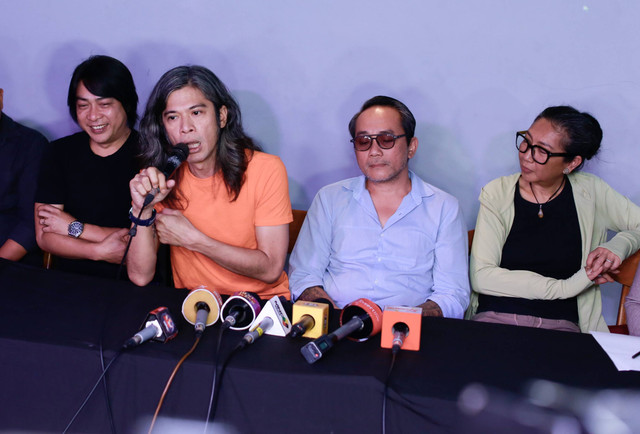 Keluarga besar kelompok band Koes Plus saat konferensi pers terkait pelarangan lagu lagu Koes Plus yang dibawakan T'Koes Band di kawasa H. Nawi, Jakarta, Kamis, (28/9/2023). Foto: Agus Apriyanto