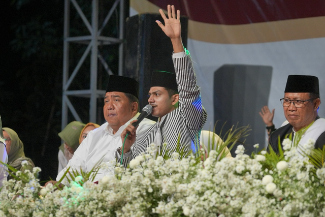 Kegiatan Klaten Berdzikir dan Bersholawat (KBBS) yang digelar di Alun-alun Klaten yang dipimpin Majelis dalam Sholawat Sekar Langit, Habib Zaidan Haidar bin Yahya dalam Memperingati Maulid Nabi Muhammad SAW pada Rabu (28/9/2023). Foto: Dok. Istimewa