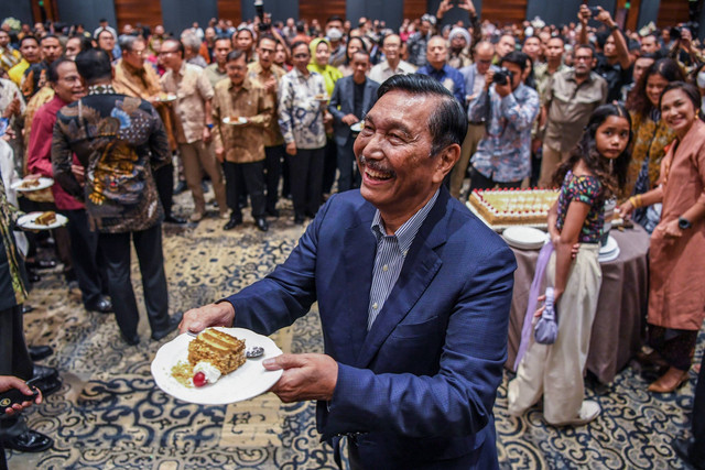 Menko Kemaritiman dan Investasi Luhut Binsar Pandjaitan memberikan kue ulang tahun kepada tamu yang hadir dalam acara peringatan hari ulang tahunnya di Jakarta, Kamis (28/9/2023). Foto: Galih Pradipta/ANTARA FOTO