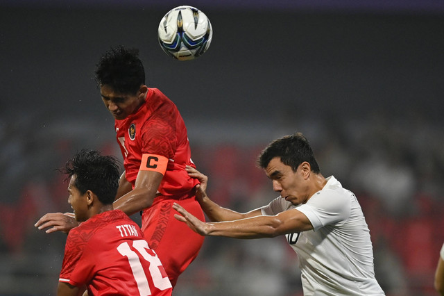 Pemain  Timnas U-24 Indonesia Rizky Ridho menyundul bola saat melawan Uzbekistan pada babak 16 besar Asian Games 2022 di Shangcheng Sports Centre Stadium, Hangzhou, China, Kamis (28/9/2023). Foto: Hafidz Mubarak A/ANTARA FOTO