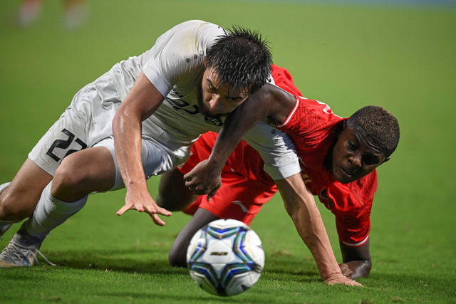 Pemain Timnas U-24 Indonesia Hugo Samir berebut bola dengan pemain Uzbekistan Alisher Odilov pada babak 16 besar Asian Games 2022 di Shangcheng Sports Centre Stadium, Hangzhou, China, Kamis (28/9/2023). Foto: Hafidz Mubarak A/ANTARA FOTO