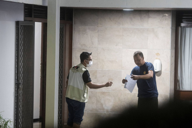 Penyidik Komisi Pemberantasan Korupsi (KPK) melakukan pengeledahan di rumah dinas Menteri Pertanian Syahrul Yasin Limpo di perumahan Widya Chandra, Jakarta, Kamis (28/9/2023). Foto: Muhammad Adimaja/ANTARA FOTO