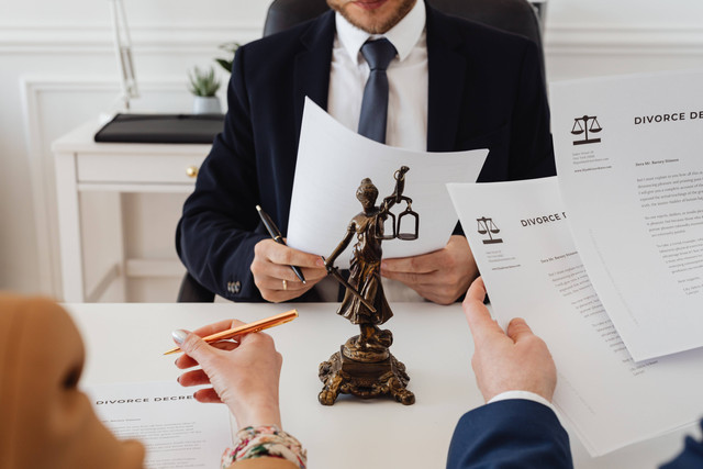 https://www.pexels.com/id-id/foto/orang-orang-penulisan-duduk-pulpen-7876050/