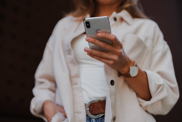  Ilustrasi Cara Isi Voucher Simpati, Foto: Unsplash/Jenny Ueberberg