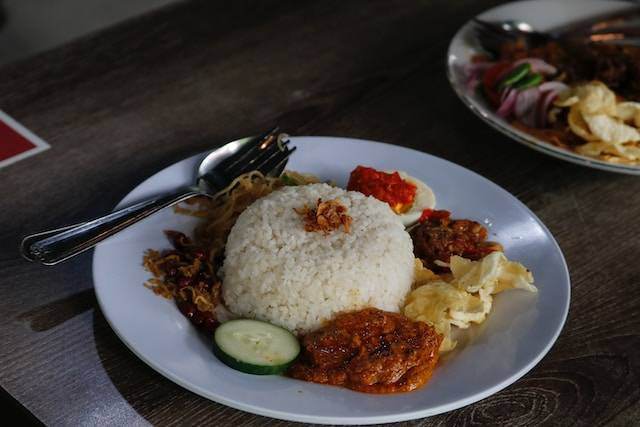 Ilustrasi nasi kapau di Semarang, sumber foto: unsplash.com/Aldrin Rachman Pradana