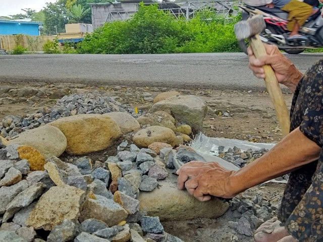 Potret Getik memecahkan batu besar menjadi kecil. Foto: Rifki Al Wafi