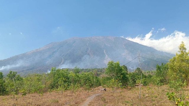 Kebakaran melanda lereng Gunung Agung, Kabupaten Karangasem, Bali. Foto: Dok. BPBD Karangasem