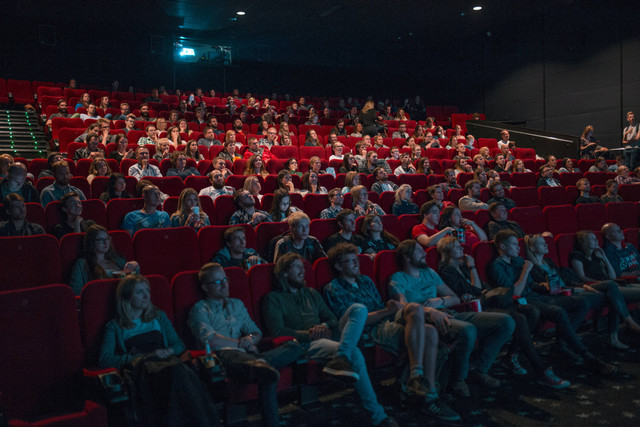 Ilustrasi Cara Beli Tiket Bioskop Offline dan Online. Unsplash/Krist Luhares.