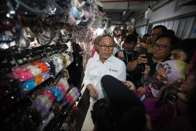 Menteri Perdagangan Zulkifli Hasan meninjau Pusat Grosir Asemka, di Jakarta, Jumat (29/9/2023). Foto: Aditia Noviansyah/kumparan