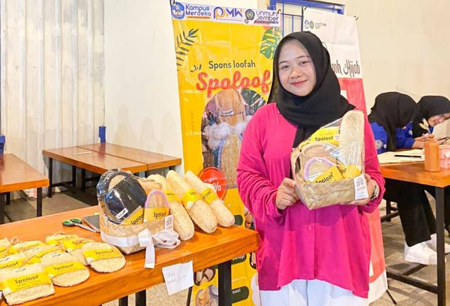 Spoolof saat membuka stand di business clinic di Unmuh Jember (Sumber : Humas Unmuh Jember).