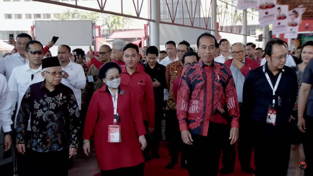 Presiden Jokowi didampingi Ketum PDIP Megawati Soekarnoputri hadiri Rapat Kerja Nasional IV PDI Perjuangan, di JIEXPO Kemayoran, Jakarta, Jumat (29/9/2023). Foto: Youtube/PDIP