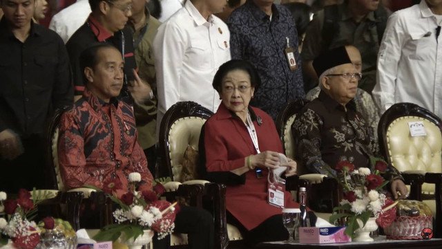 Presiden Jokowi didampingi Ketum PDIP Megawati Soekarnoputri hadiri Rapat Kerja Nasional IV PDI Perjuangan, di JIEXPO Kemayoran, Jakarta, Jumat (29/9/2023). Foto: Youtube/PDIP