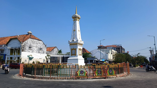 Tugu Pal Putih atau Tugu Yogya memiliki pagar baru berwarna hijau dan kuning emas, Jumat (29/9/2023).
 Foto: Arfiansyah Panji Purnandaru/kumparan