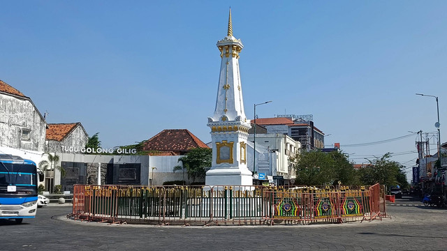 Tugu Pal Putih atau Tugu Yogya memiliki pagar baru berwarna hijau dan kuning emas, Jumat (29/9/2023).
Foto: Arfiansyah Panji Purnandaru/kumparan