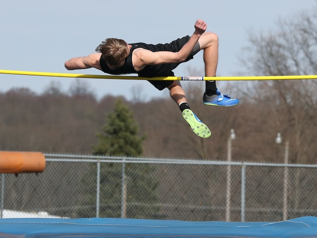 Ilustrasi macam-macam gaya lompat tinggi. Sumber: unsplash.com/RandyFath.