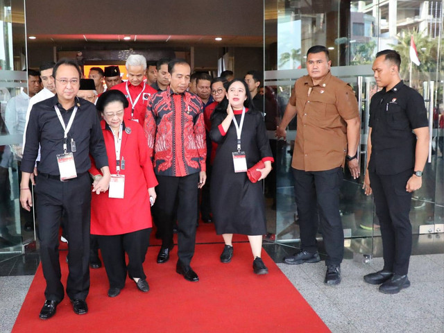 Presiden Jokowi bersama Ketum PDIP Megawati Soekarnoputri di Rakernas IV PDIP.  Foto: PDIP