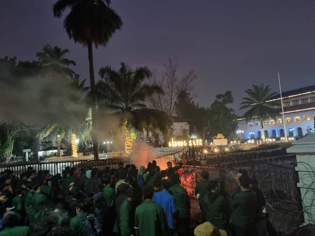 Suasana demo 'September Hitam' di Gedung Sate, Kota Bandung. Rachmadi Rasyad/kumparan