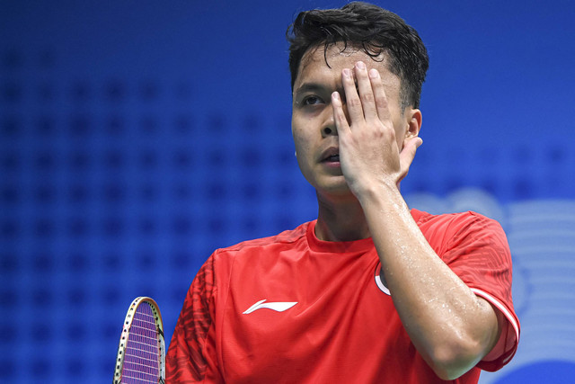 Pebulu tangkis tunggal putra Indonesia Anthony Sinisuka Ginting mengembalikan kok ke arah lawannya asal Korea Selatan Jeon Hyeokjin dalam babak perempat final beregu Asian Games 2022 di Binjiang Gymnasium, Hangzhou, China, Jumat (29/9). Foto: ANTARA FOTO/M Risyal Hidayat