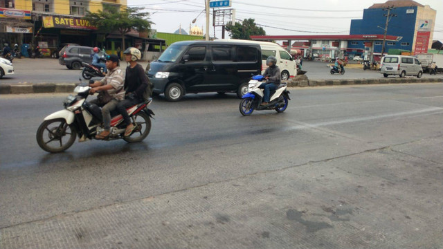 Tumpahan solar di Jalan Bypass, Kota Bandar Lampung dekat Flyover Antasari, Sabtu (30/9/2023) | Foto: Warga setempat